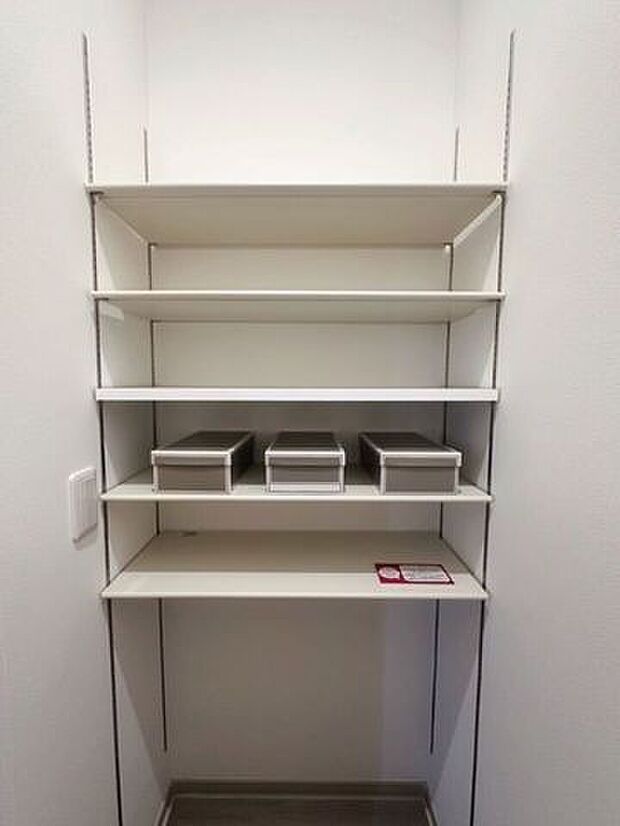 玄関横のシューズインクローク♪ベビーカーやクラブ道具,趣味の物等々,あると嬉しいスペースです♪