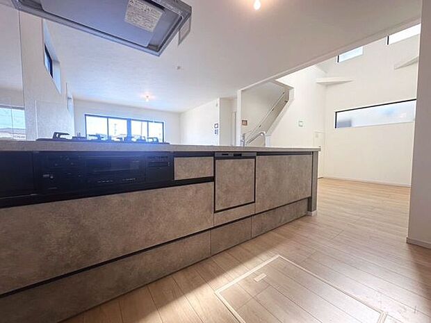 食器洗浄乾燥機付き♪リビング全体を見渡せる、開放感のあるオープンキッチン♪機能性とデザイン性を兼ね備えた、使い勝手の良いキッチンです♪