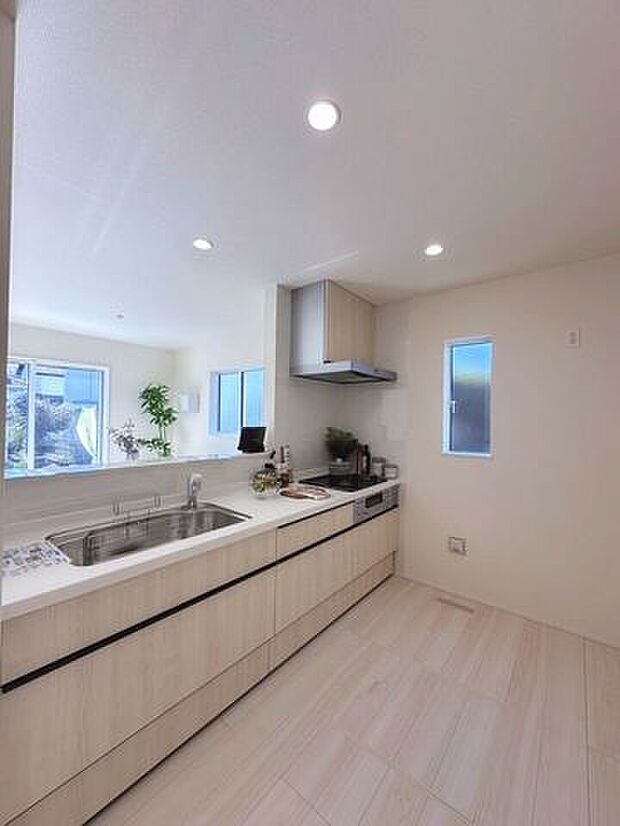 優しい色合いのキッチン♪対面式で家族と会話をしながらお料理出来ます♪