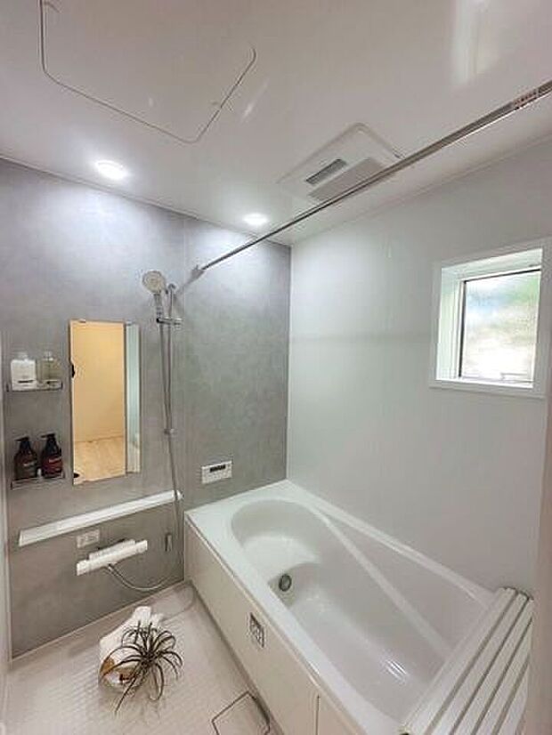 明るく清潔感のある浴室♪浴室乾燥と物干竿が付いているのでお天気の悪い日のちょっとしたお洗濯に便利♪