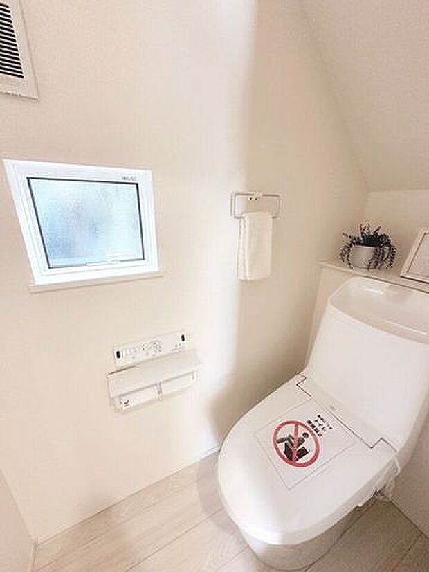 小窓のあるトイレ♪水廻りに換気のできる小窓があると嬉しいですね♪