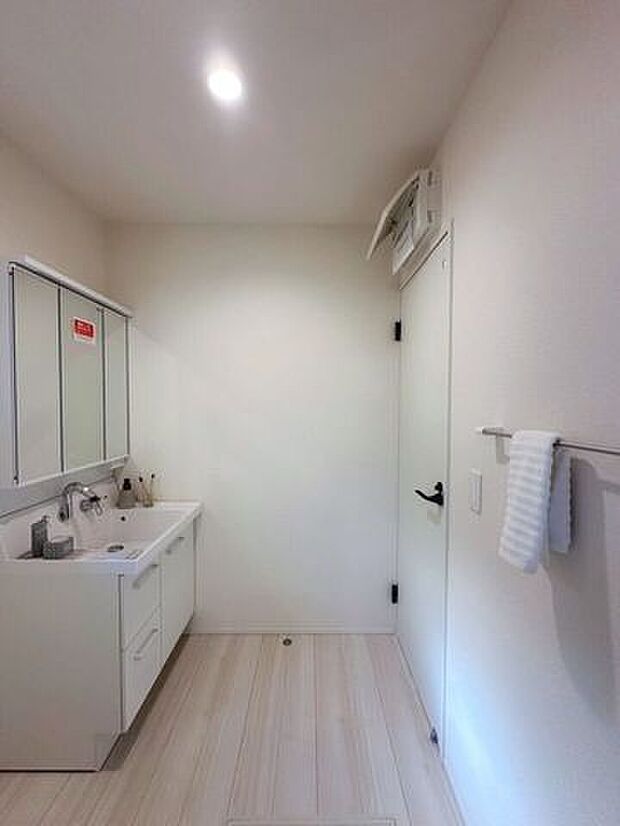 3面鏡のついた洗面台♪洗面所には小窓も付いて換気出来ます♪