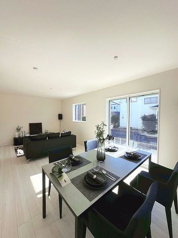 大きな窓からしっかり採光がとれる明るいダイニングです♪