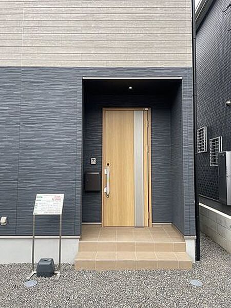 木目調の玄関ドアでオシャレで温かみのある玄関♪
