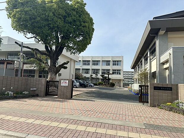東町小学校 920m