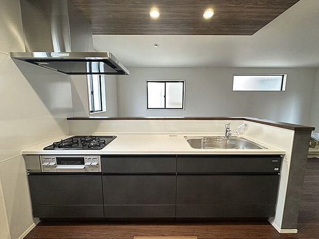 おり下げ天井とダウンライトがおしゃれなキッチン♪三口コンロと広々とした作業スペースでお料理もしやすいです♪