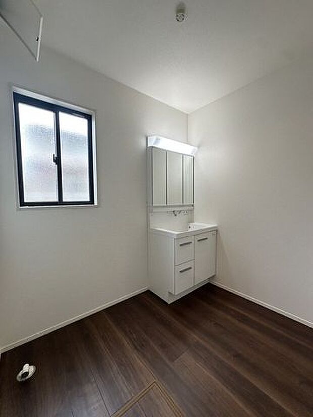 小窓がついていて換気が可能です♪