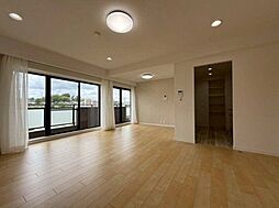 コスモ新百合ヶ丘 4LDKのリビング/ダイニング