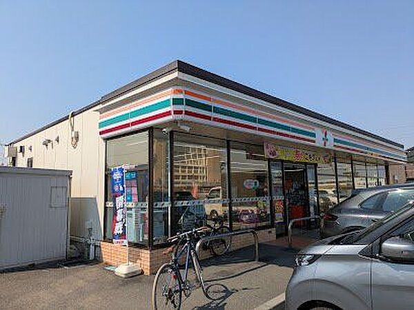 セブンイレブン川崎布田店 270m