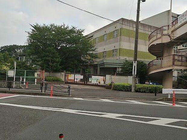 西生田小学校 870m
