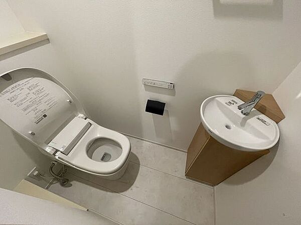 1階のトイレは洗面付♪