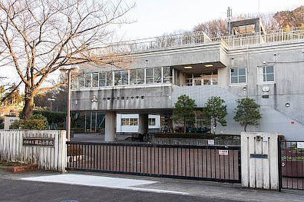 岡上小学校 820m