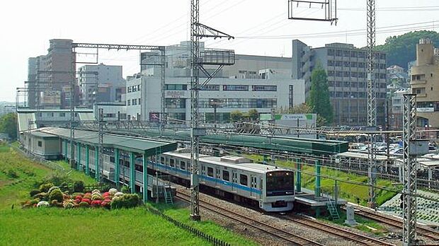 鶴川駅 880m