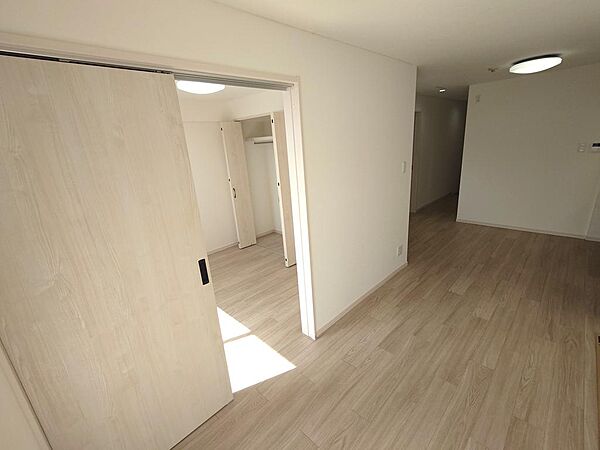 LDKです。明るい色のフローリングを採用しているのでお部屋を明るい印象に仕上げてくれます♪