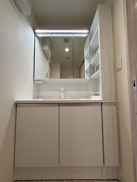 広々とした使いやすい洗面台。忙しい朝の準備もスムーズに！