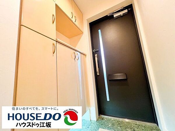 ちょっとした物置きスペースもありつつ、豊富な収納スペースで玄関もスッキリでしょう！間接照明もオシャレ感を演出♪