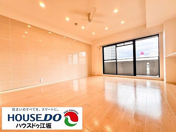 意匠性のある壁がリビングの高級感を演出します！南向きまどなので、陽当りも良好♪