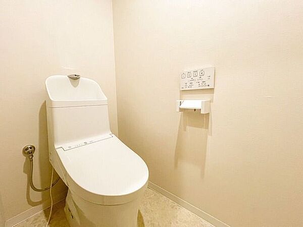 【トイレ】温水洗浄便座付きのトイレです♪毎日使う場所なので落ち着いた雰囲気に♪