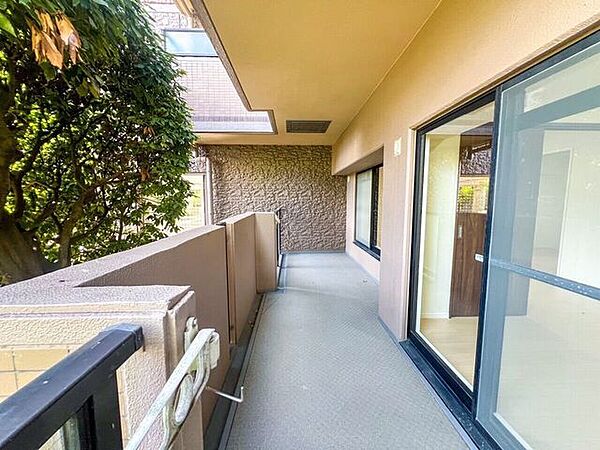 【バルコニー】南向きのバルコニーは日当たりがよく明るいです！洗濯物も良く乾きそうですね♪