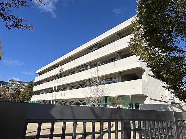 吹田市立山手小学校 690m