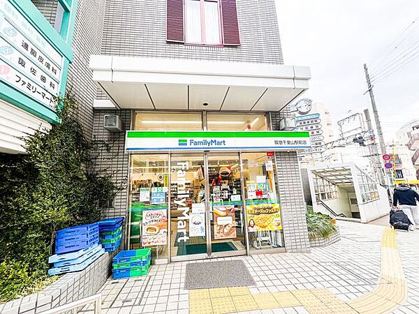 ファミリーマート　阪急千里山駅前店 620m