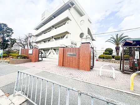 吹田市立千里第二小学校 630m