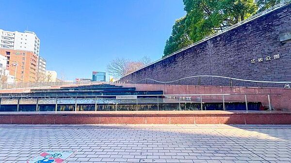 江坂公園2023年に大規模なリニューアルがされたとても広い公園です。園内に図書館やカフェ等もあるので、大人も楽しめる公園です。 390m