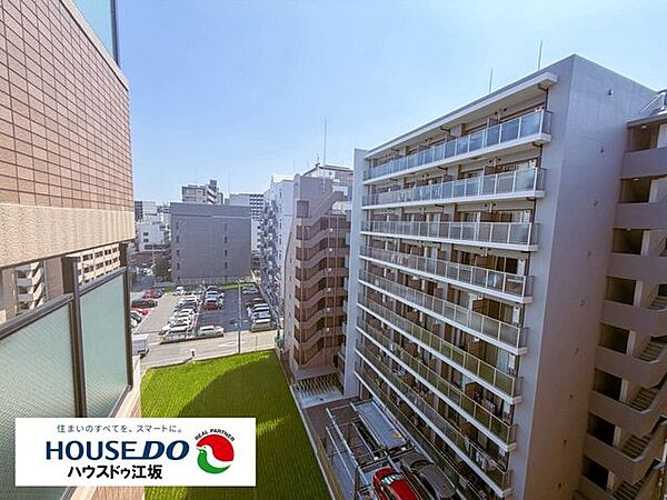 澄み渡る青空と、明るい陽射しが差し込む開放的な眺望。眼下には街並みが広がり、日々の暮らしに潤いと安らぎを与えます。夜にはきらめく夜景も楽しめ、心癒される贅沢な時間を過ごせます。