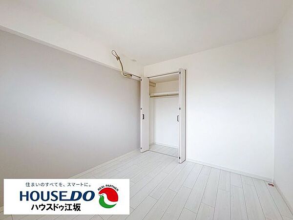【洋室】落ち着いたグレーのアクセントクロスが洗練された印象を与える洋室。白を基調とした内装は、どんな家具とも合わせやすく、明るく清潔感のある空間を演出します。クローゼットもあり、収納力もあります。
