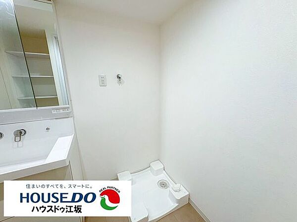 【専用の洗濯機置場】防水パン付きで水漏れ対策も万全。すぐ隣には収納付きの洗面台があり、お洗濯や身支度がスムーズに行えます。清潔感のある空間で、毎日の家事を快適にサポートします。