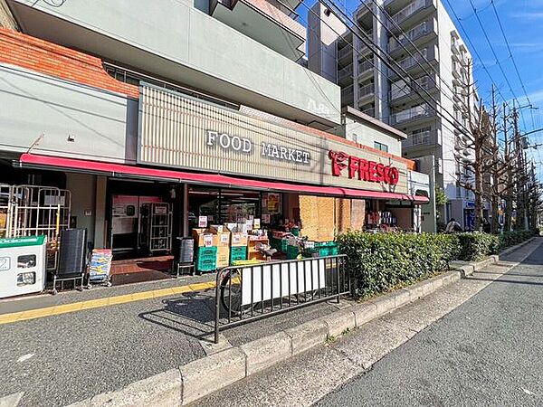 フレスコ服部緑地店9：00～23：00営業しているスーパーです。遅くまで空いているのは助かりますね。 600m