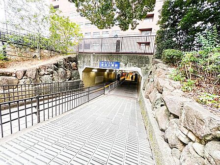 緑地公園駅地下鉄御堂筋線直通の緑地公園駅は「新大阪」まで約8分、「梅田」まで約14分。「心斎橋」まで約22分。乗り換えなしで大阪の都心部まで行けます。 650m