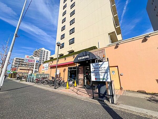 阪急オアシス　服部緑地店新御堂沿いに面したスーパーです。9：00～22：00まで営業しています。駐車場もあるのでお車でもお越し頂けます。 670m