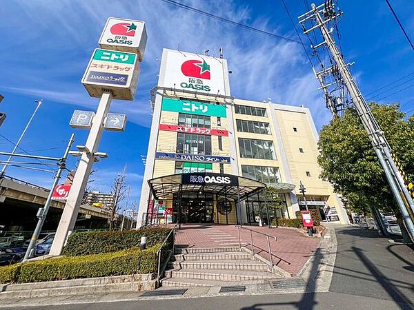 阪急オアシス　千里山竹園店新御堂沿いに面したスーパーです。建物内に薬局、ニトリ、100均なども入っていて便利です。9：30～21：00まで営業しています。駐車場もございます。 860m