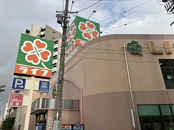 ライフ吹田泉町店2階にドラッグコーナーも設けているスーパーです。9：30～0：00まで営業しているのでとっても便利ですね。駐車場もあります。 860m