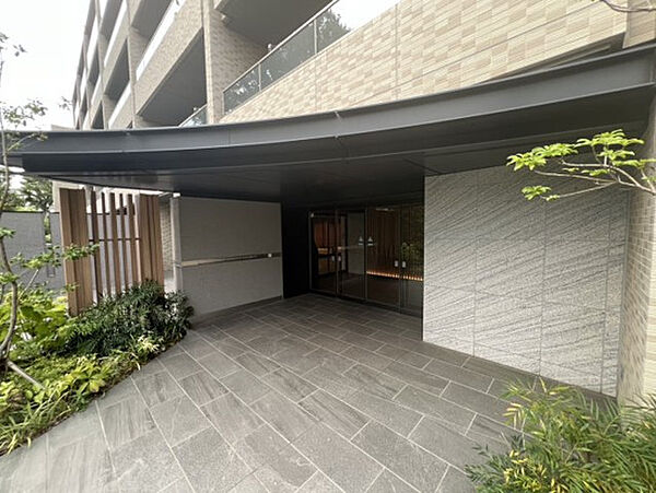 来訪者を迎えるエントランスは落ち着いた雰囲気で管理が行き届いています。日常の出入りが快適に行える空間です。