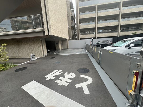 敷地内の駐車スペースは出入りしやすい配置です。車を利用する方にとって便利さを感じられる環境です。