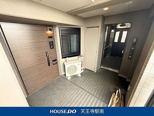 ＜オーナーズホール＞エレベーターを降りると専用ホール。ゴルフバッグやベビーカー、お子様の遊び道具なども置けるゆとりのある空間です。