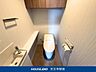 トイレ：＜トイレ＞カウンターや手洗いもある快適なトイレ空間。上部には収納スペースも完備されています。