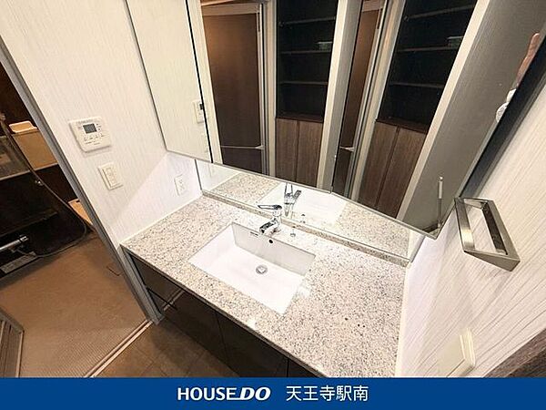 ＜洗面化粧台＞たっぷり収納力のある洗面化粧台を採用。ごちゃつきやすい化粧品や日用品もすっきり整理できます！