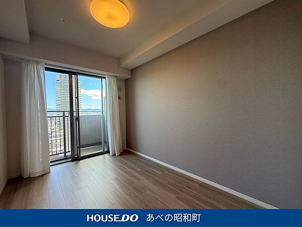 どのお部屋にも窓があります。心地よい風が室内に入り、快適に過ごせますね。