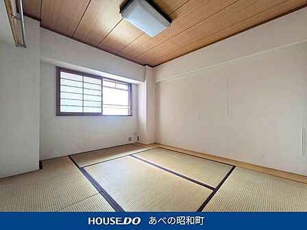 <和室>窓からの採光もあり、明るい室内となっています。リフォーム前ですので、洋室に変更も可能です。