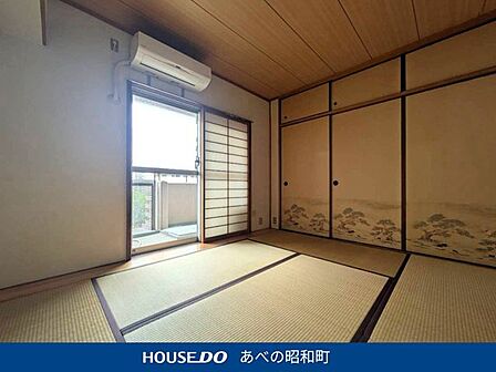 <和室>ベランダに面した和室です。大容量の押入れも完備されています。