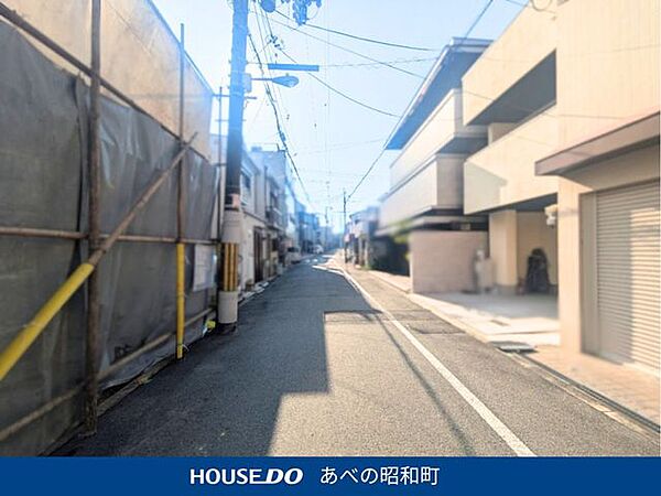 前面道路幅員約5.4ｍございます。車の駐車もスムーズに行えるゆとりのある道路です！