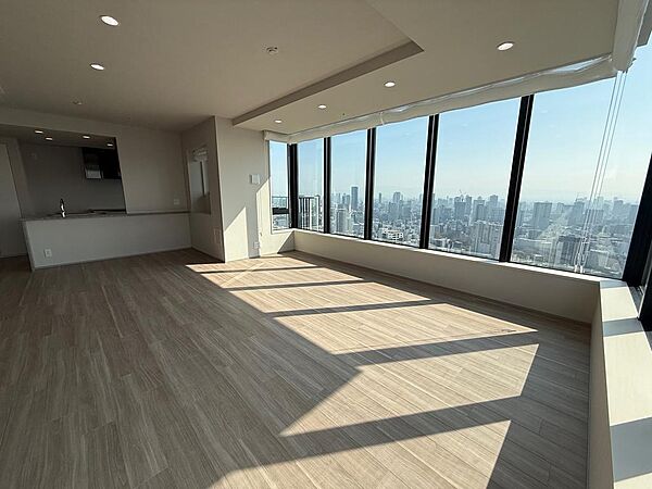 約30帖のリビングルームはゆとりある空間です。