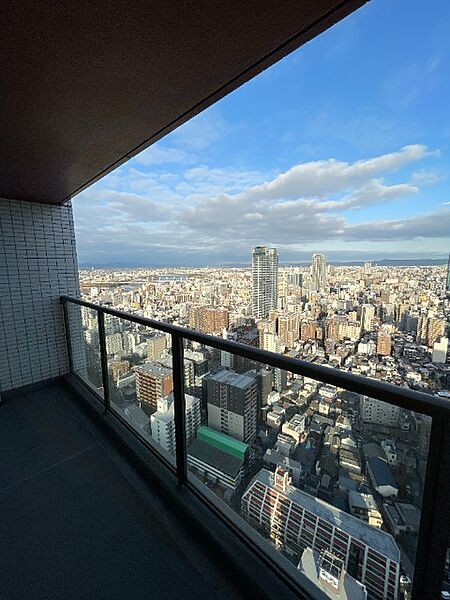 高層階ならではの開けた美しい眺望が広がる開放感たっぷりのバルコニーです！天気の良い日には澄み渡る青空を一面に眺めながら、心地よい風を感じて爽やかな朝のコーヒータイムや休憩を楽しめます♪