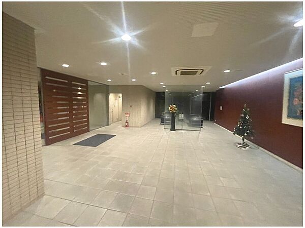 上品で清潔感があるエントランスは住人やゲストを迎え入れ、そして送り出す場にふさわしい上質な空間です。