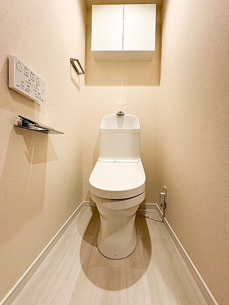 ウォシュレット機能付きのトイレは、収納が付いて実用性も兼ね備えた造りです。
