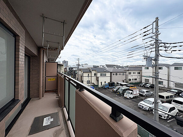 都市型生活をより快適にコーディネートするかのように、周りの情景とマッチしたバルコニー。