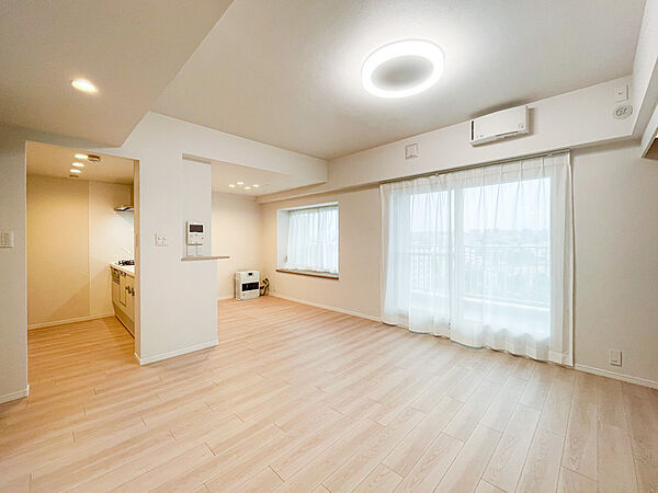 南東向きの大きな窓から心地よい光が差し込む広々としたリビングダイニングです！家具を配置しやすい綺麗な間取りで、家族が集まる憩いの空間にぴったり。明るい空間で毎日の食卓がさらに楽しくなりそうです♪